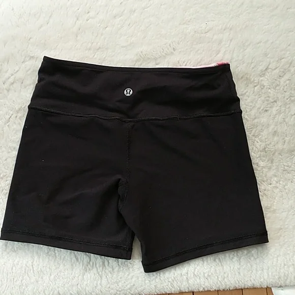 Lululemon Black 🩷 🤍Reversible Short SIZE 4 - Picture 2 of 6